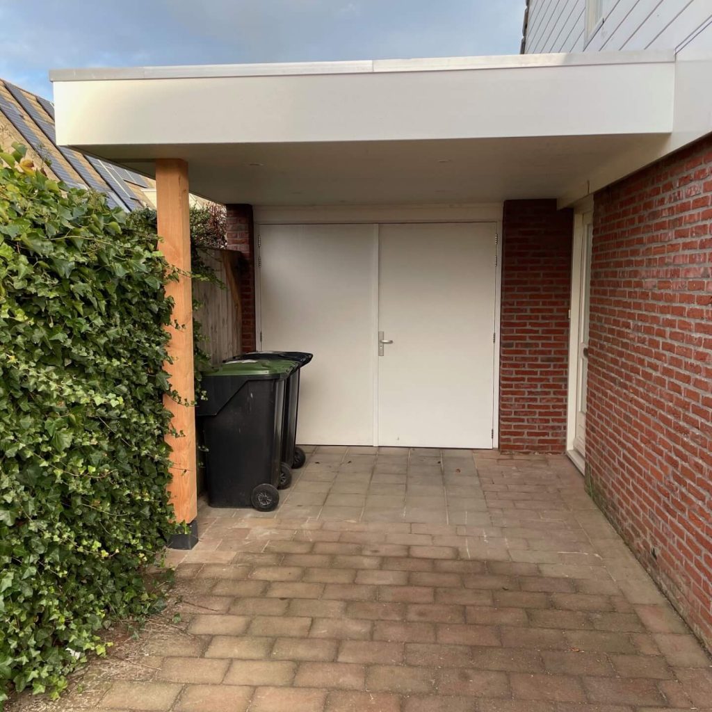Carport-en-nieuwe-houten-garagedeuren1