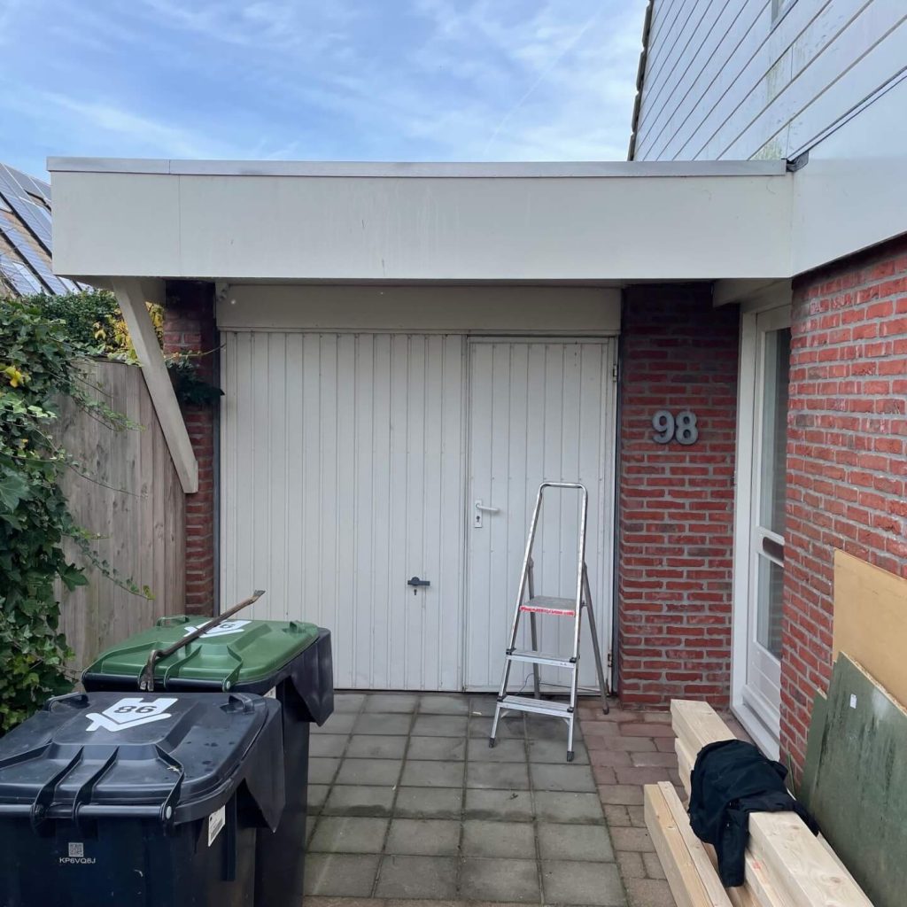 Carport-en-nieuwe-houten-garagedeuren2